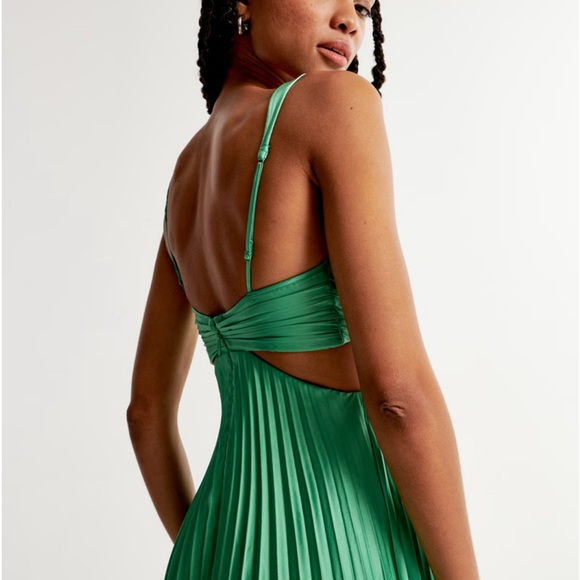 The A&F Giselle Pleated Cutout Maxi Dress - Picture 3 of 11